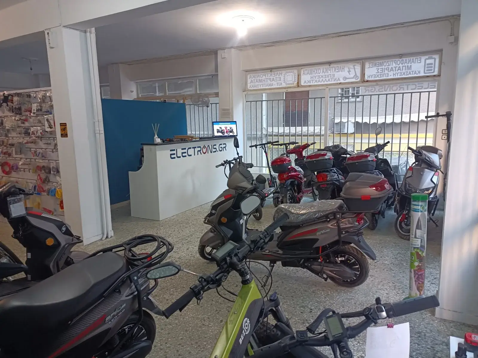 Electrons.gr - Μπαταρίες: κατασκευή, ανακατασκευή, αναγόμωση. Ηλεκτρικά μηχανάκια, scooter, πατίνια, ποδήλατα · Motorcycles, Bicycles & Service · Αθήνα