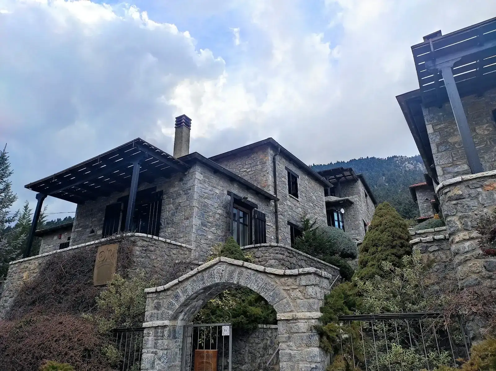 Ostra Menalon Luxury Suites